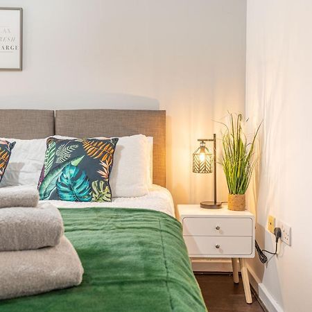City Centre Flat: Accessible Family Haven with Free Parking Coventry Exterior photo